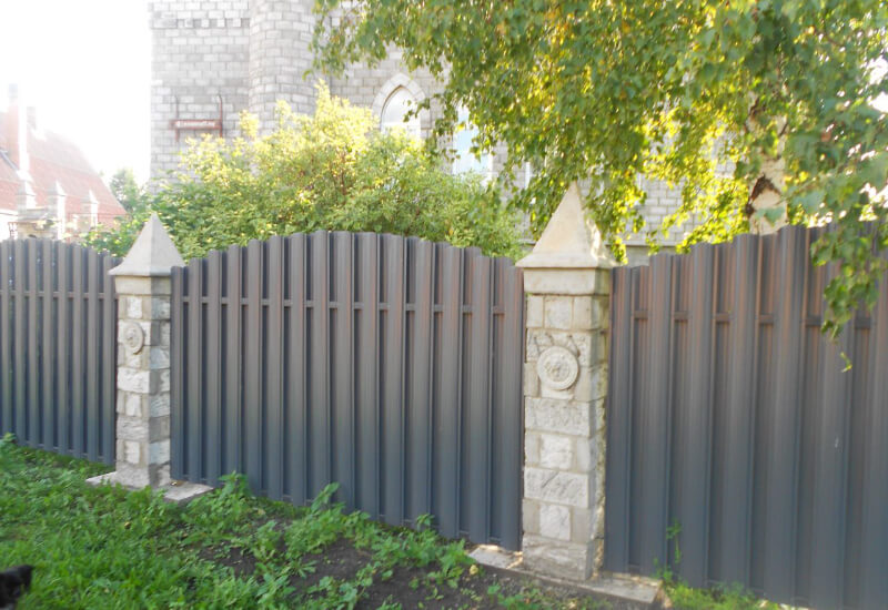  Забор из евроштакетника серого со светлыми столбами Талдыкорган фото 2