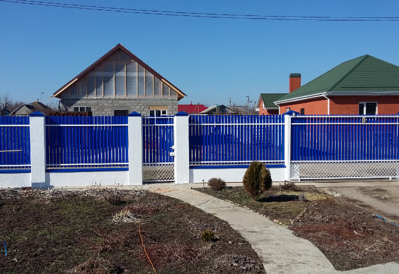 Забор из металлоштакетника синего с белыми столбами в Талдыкоргане фото 2