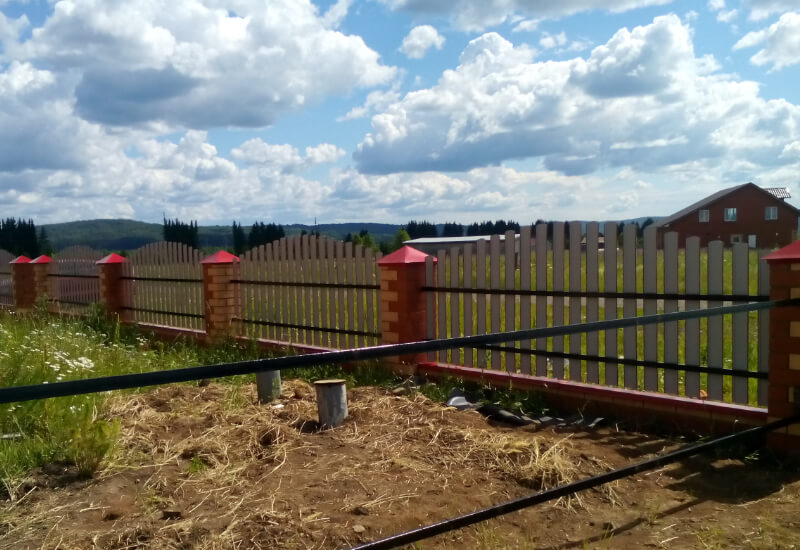 Забор из евроштакетника RAL3003 рубин, секция горкой в Талдыкоргане фото 1