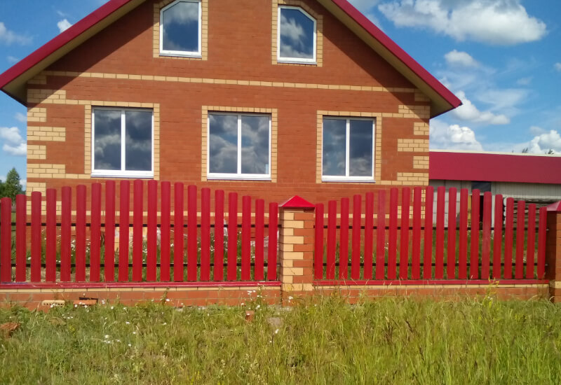 Забор из металлоштакетника цвета рубин с кирпичными столбами в Талдыкоргане фото 2