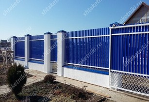 Фото забора из синего штакетника в Талдыкоргане